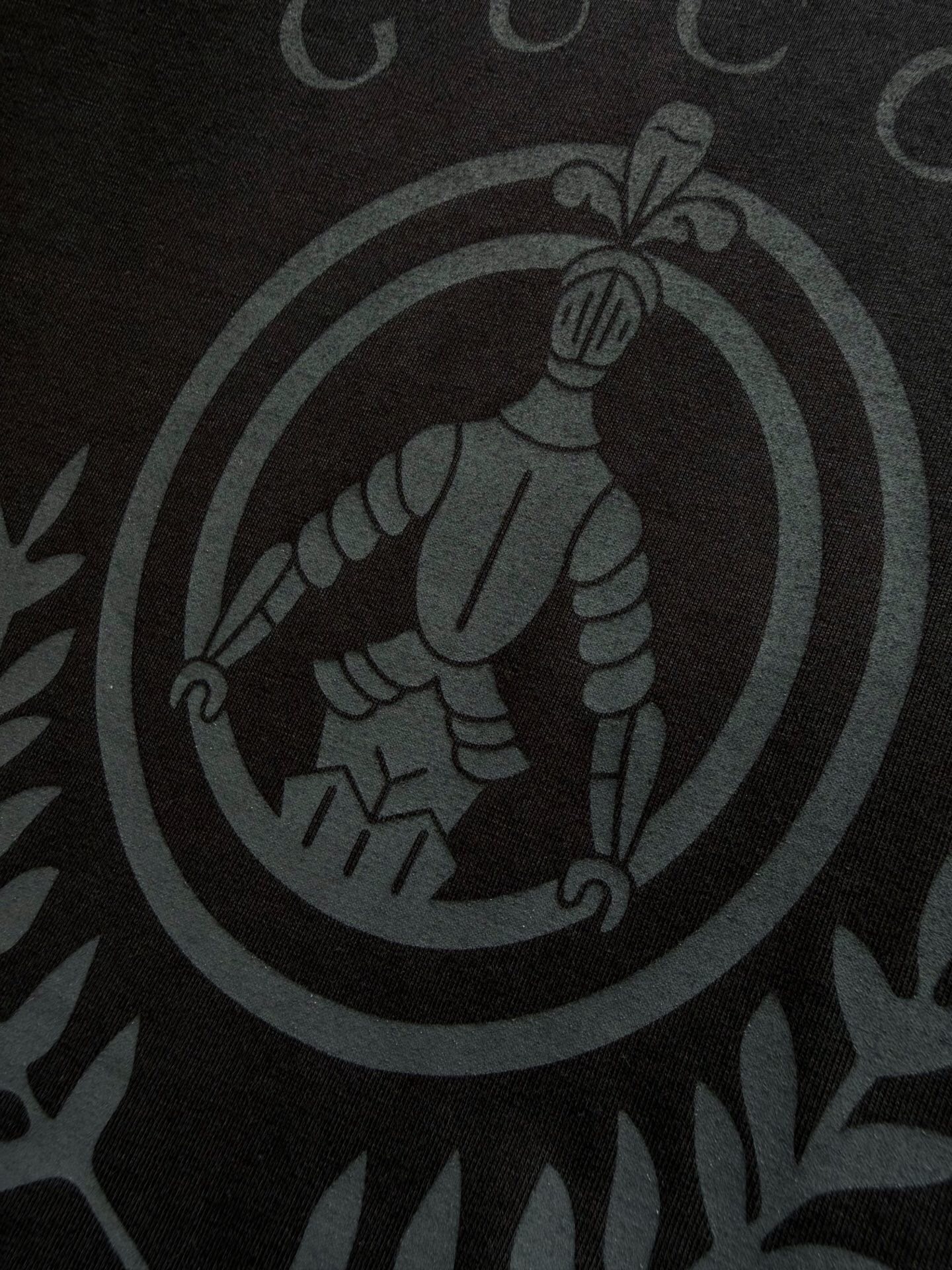 P219 G徽章印花黑色T恤 · image 6